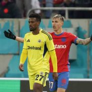 FCSB - Fenerbahçe maçından ikili mücadele anı.