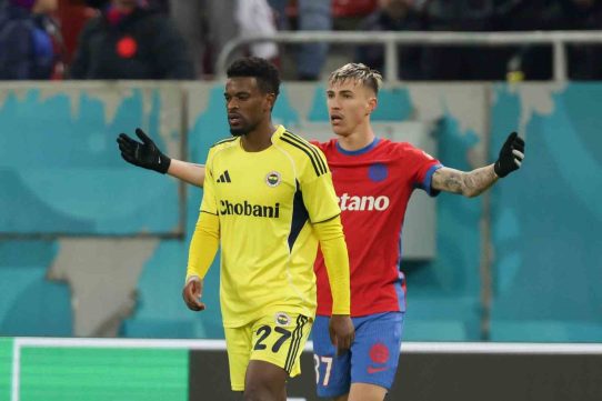 FCSB - Fenerbahçe maçından ikili mücadele anı.