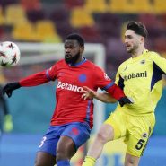 FCSB - Fenerbahçe maçından ikili mücadele anı.