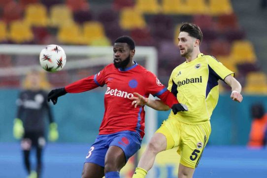 FCSB - Fenerbahçe maçından ikili mücadele anı.