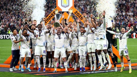 UEFA Avrupa Ligi şampiyonu Aston Villa kupasını aldı