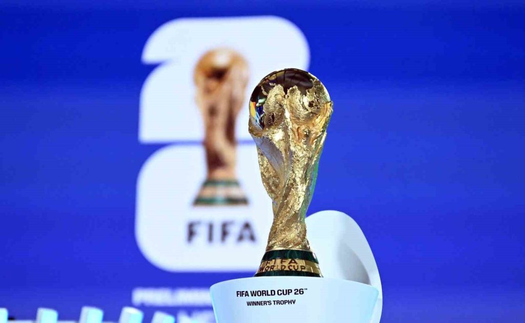 FIFA 2026 Dünya Kupası şampiyonluk kupası mavi zeminli sahnede sergilenirken