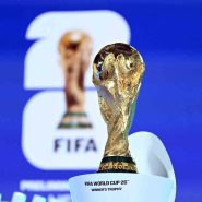 FIFA 2026 Dünya Kupası şampiyonluk kupası mavi zeminli sahnede sergilenirken