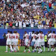 İngiltere Milli Takımı futbolcuları maç sonrası sahada taraftarları selamlarken