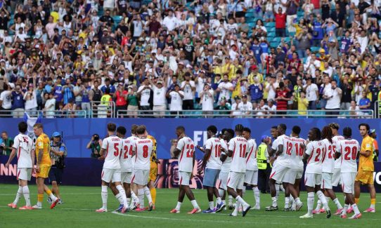 İngiltere Milli Takımı futbolcuları maç sonrası sahada taraftarları selamlarken
