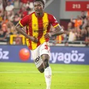 Göztepeli futbolcu maç sırasında sahada koşarken