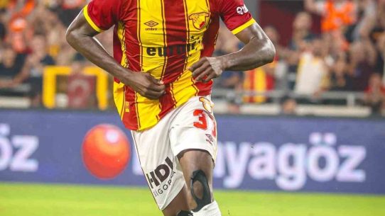 Göztepeli futbolcu maç sırasında sahada koşarken