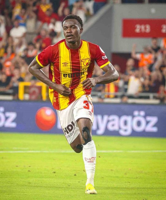 Göztepeli futbolcu maç sırasında sahada koşarken