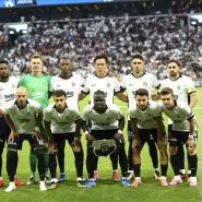 Beşiktaş futbol takımı maç öncesi sahada toplu takım fotoğrafı çektirirken