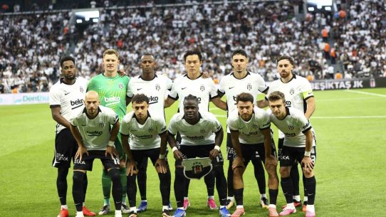 Beşiktaş futbol takımı maç öncesi sahada toplu takım fotoğrafı çektirirken