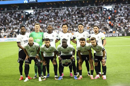 Beşiktaş futbol takımı maç öncesi sahada toplu takım fotoğrafı çektirirken