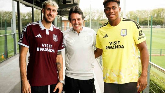 Aston Villa'nın bordo ve sarı formalarını giyen iki futbolcu teknik direktörle birlikte tesiste poz verirken