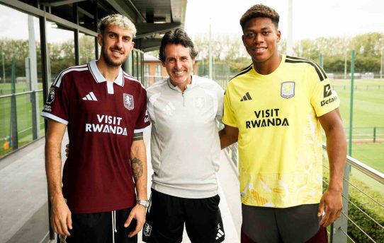 Aston Villa'nın bordo ve sarı formalarını giyen iki futbolcu teknik direktörle birlikte tesiste poz verirken
