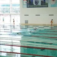 Kapalı yüzme havuzunda sporcular kulvarlarda yüzerken