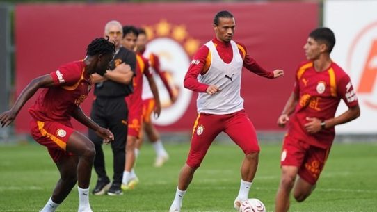 Galatasaray, Trabzonspor maçı hazırlıklarına sahaya çıkarak başladı