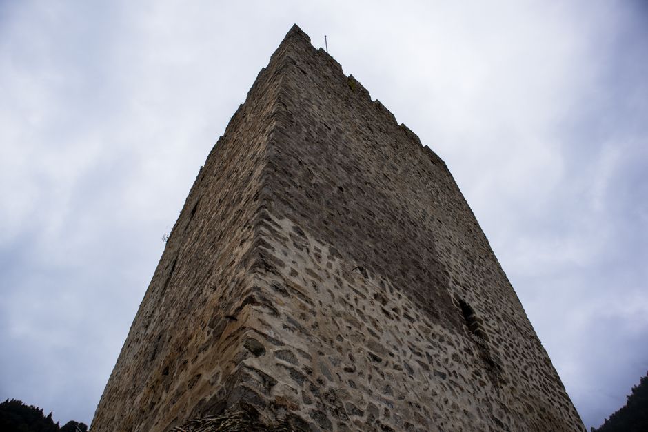 Majestic view of Zilkale Castle, a historic fortress in Rize, Türkiye, against a cloudy sky.