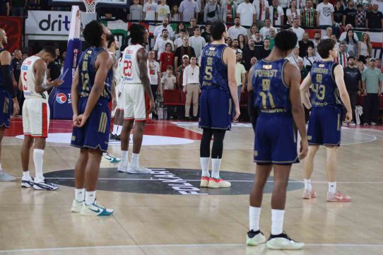 Fenerbahçe, Karşıyaka deplasmanından 25 farkla döndü